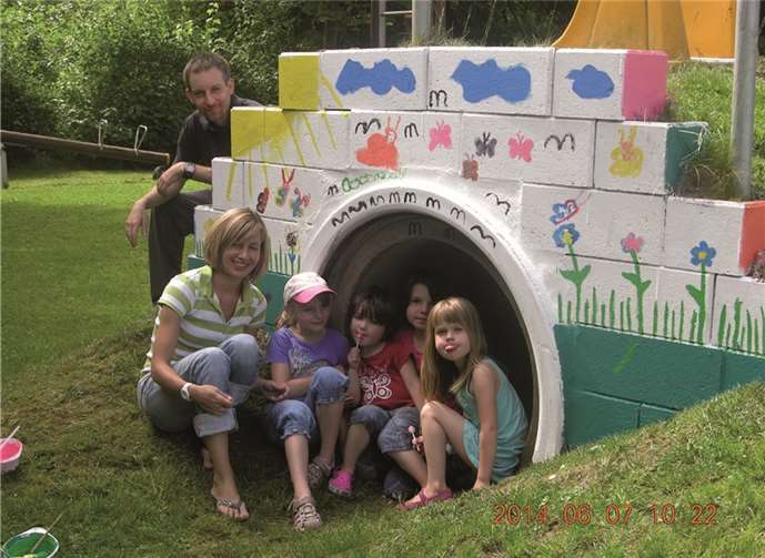 Die Kinder vor der bemalen Stützmauer. privat