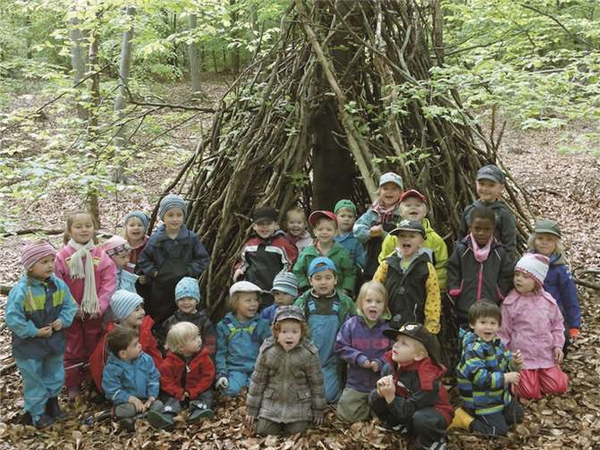 Die Kinder vor einem selbst gebauten Tipi. privat