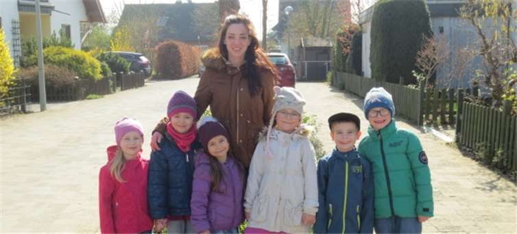 Die Kinder während eines Frühjahrspaziergangs.privat