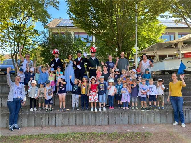 Die Kinder waren begeisertet von dem königlichen Besuch.  Foto: OG Dattenberg