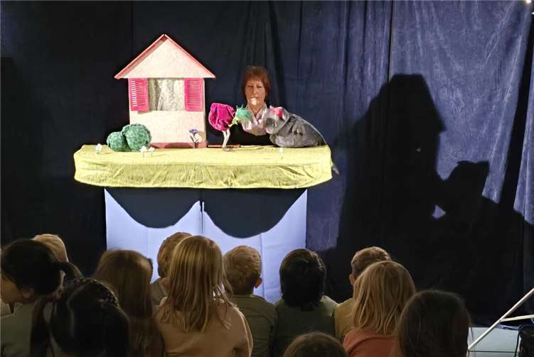 Die Kinder waren hingerissen von dem Puppenspiel.