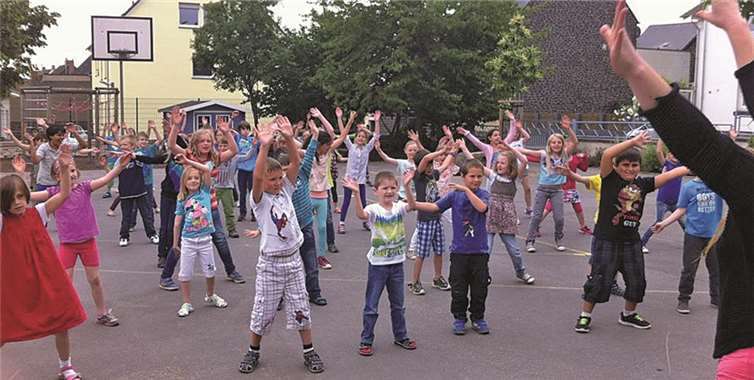 Die Kinder waren mit Eifer dabei und ahmten die vorgegebenen Tanzschritte nach.privat