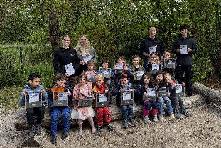 Die Kinder waren sehr stolz auf ihre Werkzeugkisten.