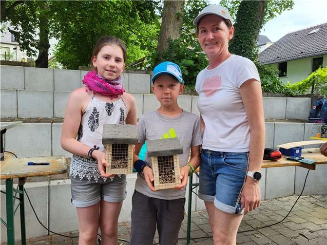 Die Kinder waren stolz auf ihre fertigen Insekten-Apartments. Foto: Karin Probst-Bayer