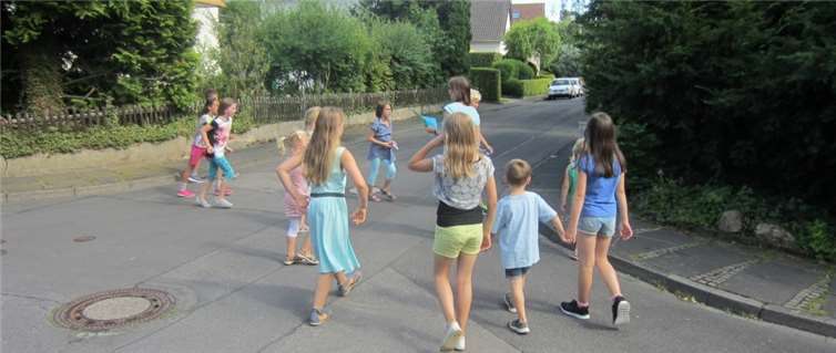 Die Kinder waren voll auf beschäftigt bei der Schnitzeljagd entlang des Stephansbergs.