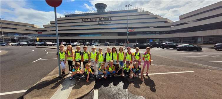 Die Kinder waren zu Besuch am Flughafen Köln/Bonn. Foto: privat