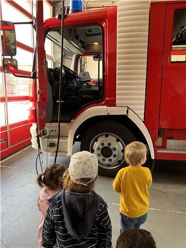 Die Kinder waren zu Besuch bei der Feuerwehr.  Foto: Kita