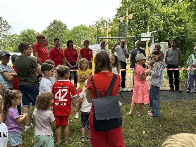 Gemeinschaftliche Hilfe nach der Flut: Spielplatz feierlich öffnet Die Kinder warten auf die Teileröffnung des Spielplatzes.