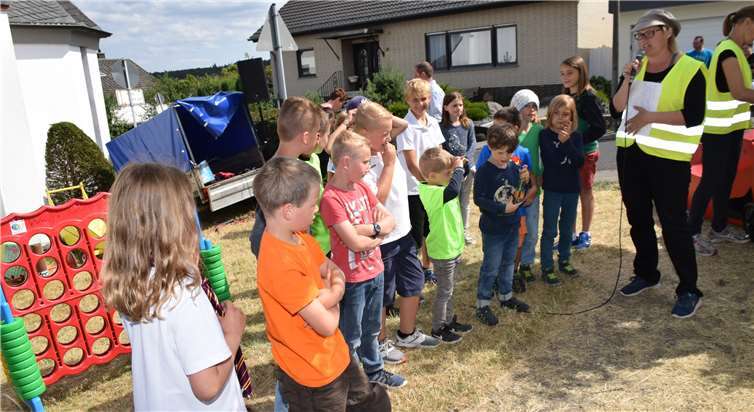 Die Kinder warten gespannt auf die Siegerehrung, die Stefanie Ewald vom Vorstand der KJI moderierte. Fotos: EICH
