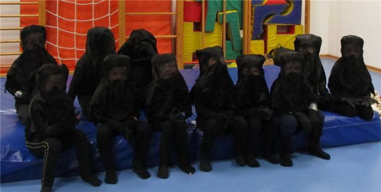 Die Kinder warten in ihren Kostümen auf die Aufführung.Privat