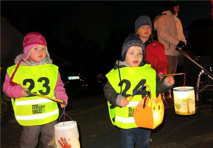 Die Kinder warten mit ihren Laternen auf St. Martin. Fotos: Miriam Metzmacher