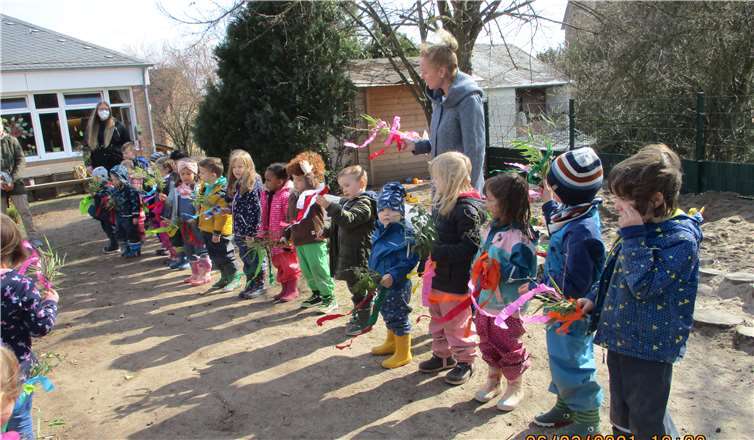 Die Kinder wedelten mit selbst gemachten Palmen. Foto: Kindertagesstätte St. Arnulfus Nickenich