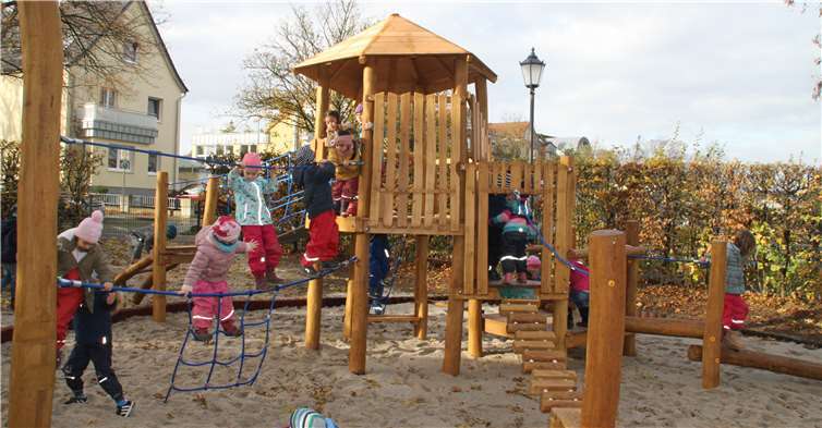 Die Kinder weihten das Klettergerüst direkt ein. Foto: privat
