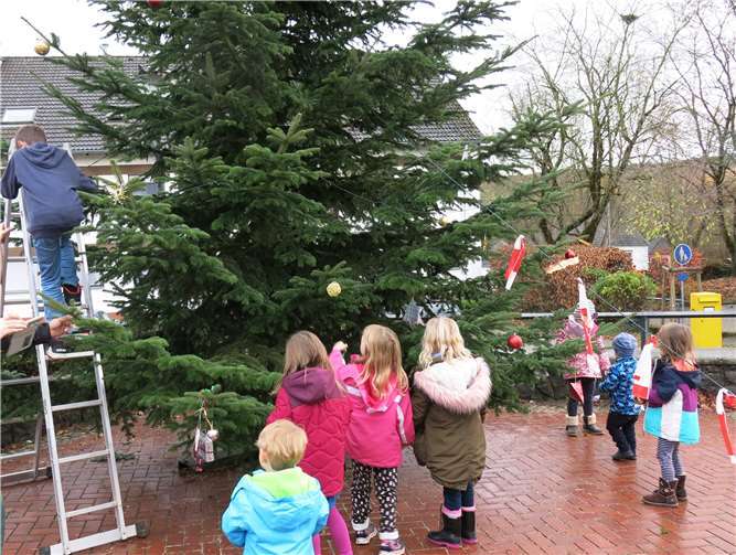 Die Kinder werden den Weihnachtsbaum schmücken.