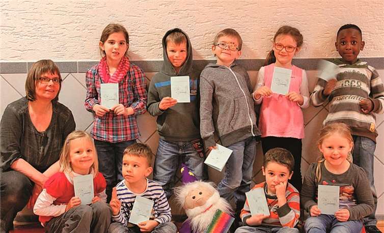 Die Kinder werden ein verzaubertes Turnen mit der Handpuppe Merlin erleben.privat