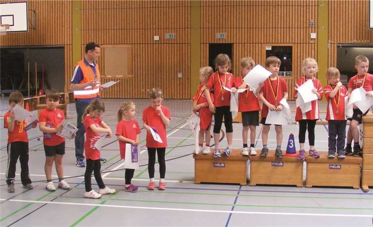 Die Kinder werden für ihre sportlichen Leistungen geehrt.privat