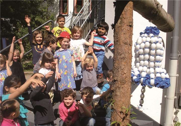 Die Kinder werden mit der Tradition des Kirmes vertraut gemacht.