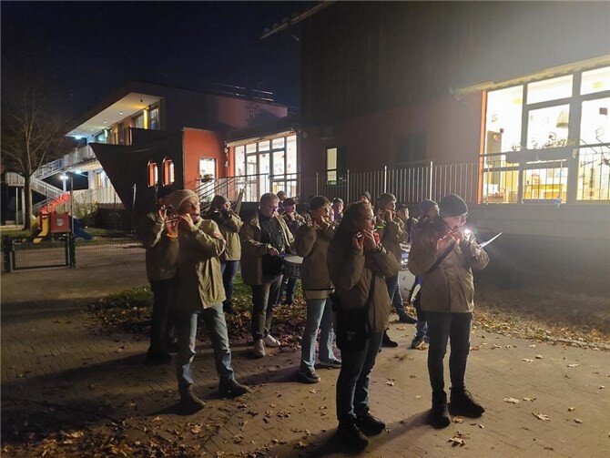 Die Kinder wurden durch das Tambour-Corps beim Umzug begleitet.  Foto: privat