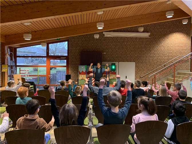 Die Kinder wurden immer wieder zum Mitmachen und Mitzaubern animiert.  Foto: GS Polch