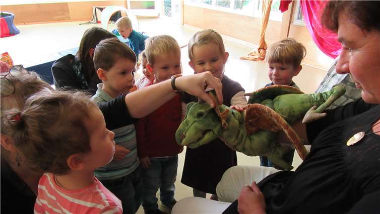 Die Kinder wurden in das Stück einbezogen.