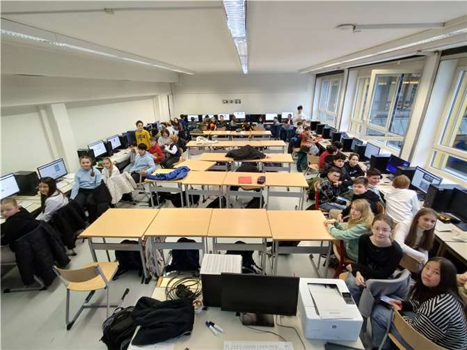 Die Kinder wurden in verschiedene Gruppen eingeteilt und beantworteten gemeinsam die Fragen ihrer jeweiligen Kategorie. Quelle: GiK