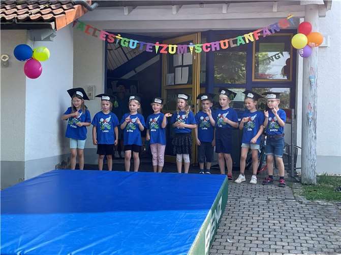 Die Kinder wurden je mit einem Maxi-T-Shirt „Schulkind 2024“ ausgestattet.  Foto:privat