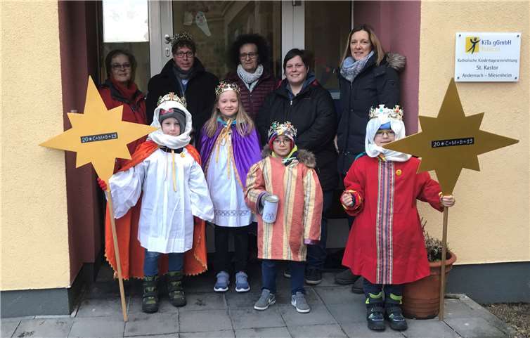 Die Kinder wurden königlich gekleidet.privat