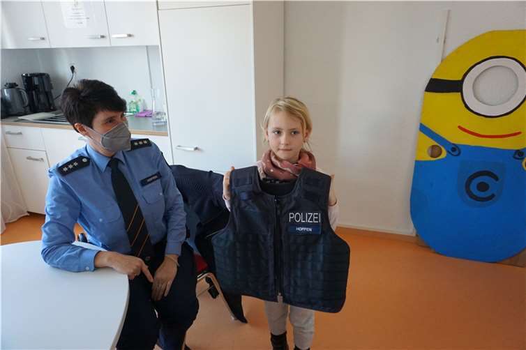 Die Kinder wurden mit Sicherheitswesten ausgestattet und es ging auf große Exkursion.  Foto: Kita