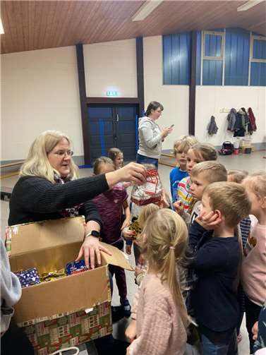 Die Kinder wurden mit einer weihnachtlichen Tüte belohnt.