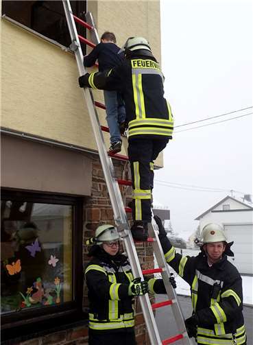 Die Kinder wurden teilweise über die Steckleiter aus dem Gebäude gerettet.