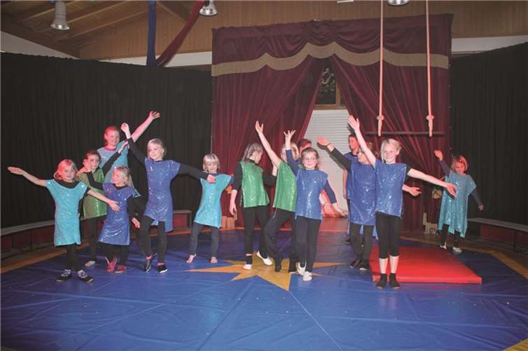 Die Kinder zeigen ihre einstudierte Choreografie.privat