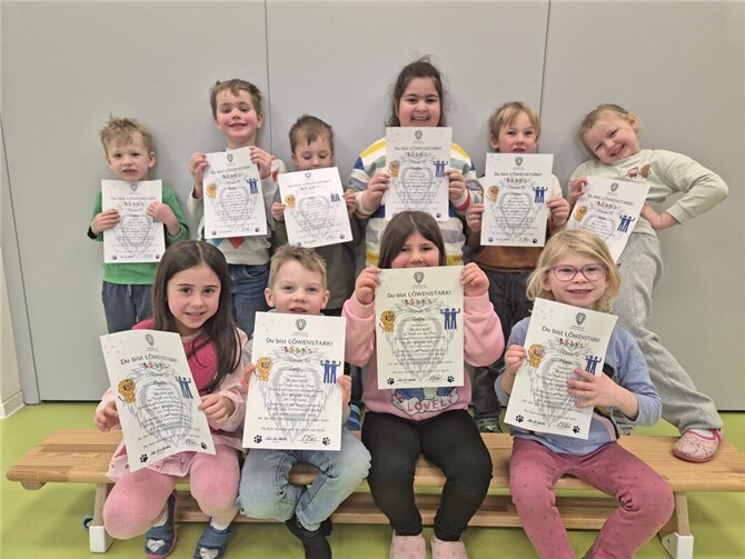 Die Kinder zeigen stolz ihre Teilnahme-Urkunden. Foto: Stadt Meckenheim