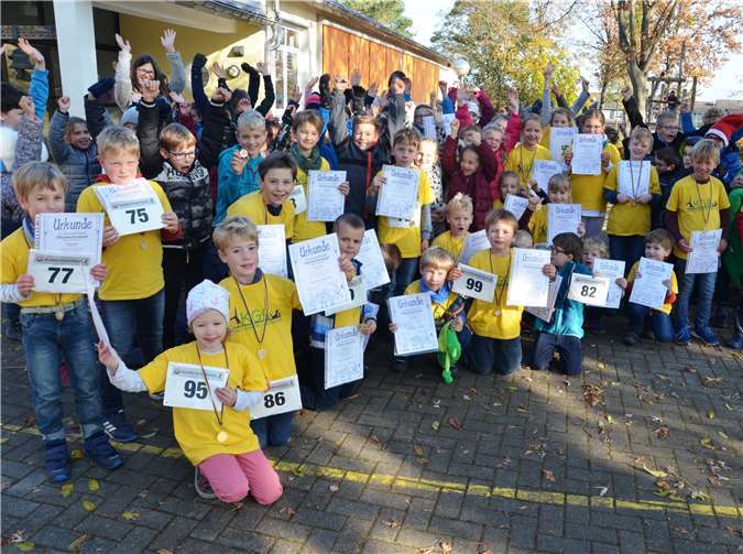 Die Kinder zeigen stolz ihre Urkunden.Foto: KGS Meckenheim