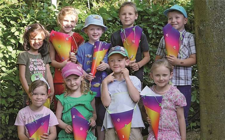 Die Kinder zeigen stolz ihre kleinen Schultüten.Stadt Meckenheim