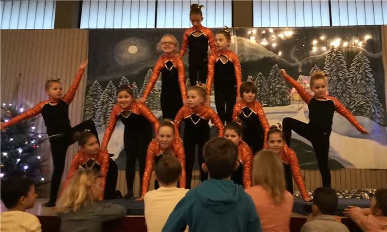 Die Kinder zeigten auf der Bühne, was sie im Vorfeld geübt hatten. Fotos: privat