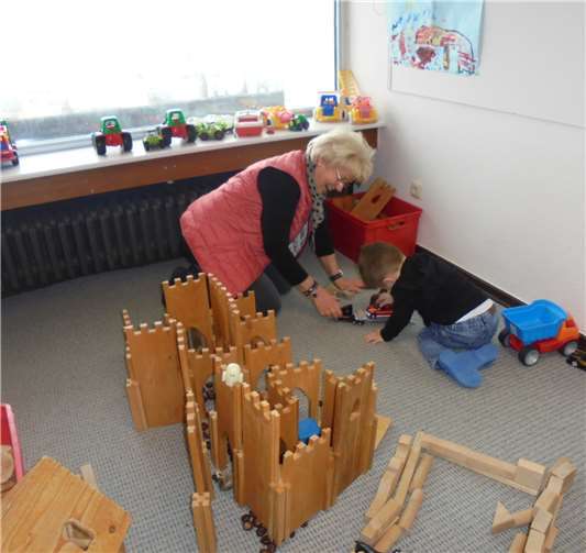 Die Kinder zeigten ihre Großeltern den Kindergarten.