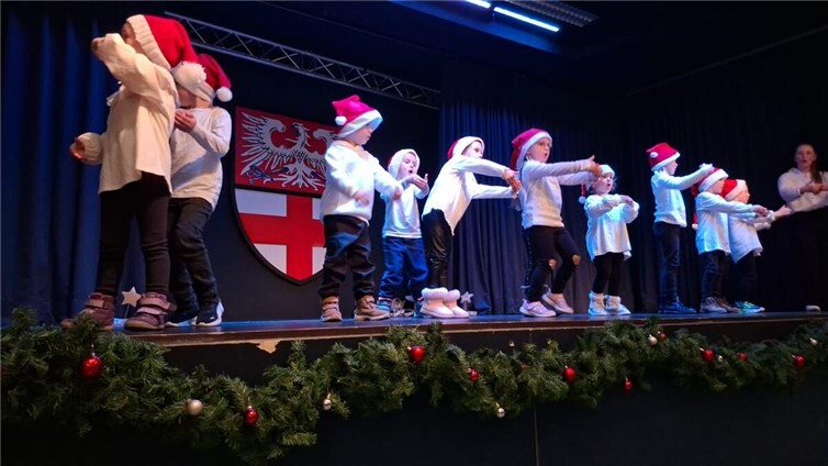 Die Kinder zeigten mit dem fröhlichen Bewegungslied „Fitness für den Weihnachtsmann“, dass sie nicht nur singen, sondern auch rhythmisch tanzen können.