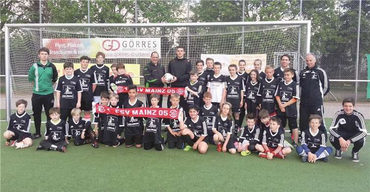 Die Kinder zeigten sich begeistert über ihren prominenten Gast Stefan Bell. privat