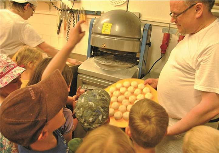Die Kinder zeigten sich vom Besuch in der Bäckerei sichtlich begeistert. privat