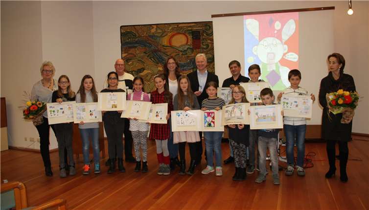 Die Kinder zeigten voller Stolz ihre selbst gemalten Kalenderbilder.