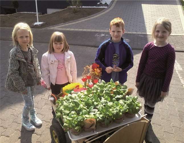 Die Kinder zogen durch die Orte und boten ihre selbst gebastelten Sachen zum Verkauf an. privat