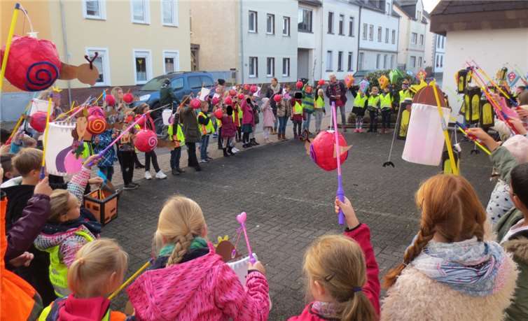 Die Kinder zogen gut gelaunt mit ihren selbst gebastelten Laternen durch die Straßen.  privat