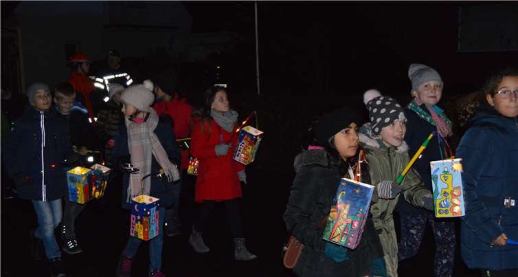 Die Kinder zogen mit ihren Laternen durch Kripp.Fotos: AB