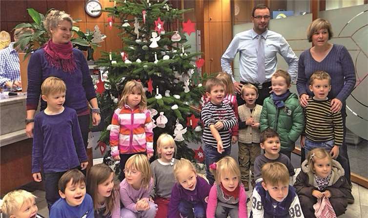 Die KinderW.E.L.T.-Kinder hatten riesigen Spaß beim Baumschmücken.privat