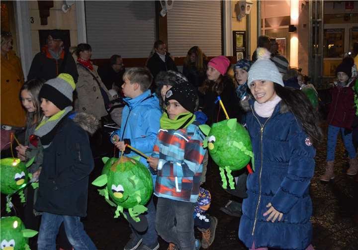 Die Kinderaugen leuchteten mit den Martinslaternen um die Wette.