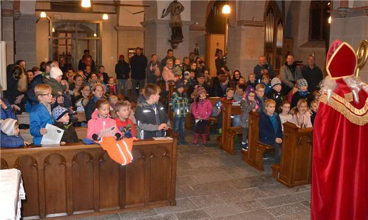 Die Kinderaugen strahlten, als sie den heiligen Mann sahen.privat