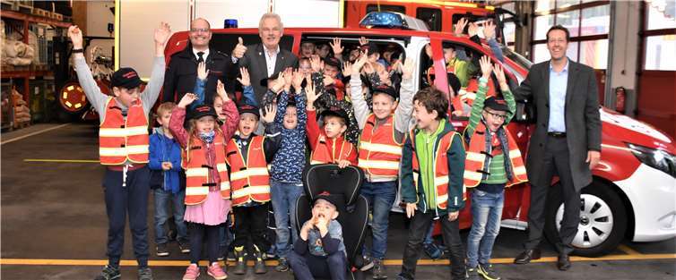 Die Kinderfeuerwehr der Rheinbacher Feuerwehr nimmt das neue Fahrzeug in Beschlag. Mit dabei Jörg Kirchhartz, Stefan Raetz und Axel Frey.Fotos: EICH