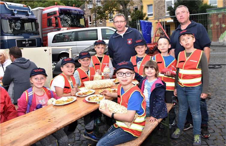 Bunter Spaß für Groß und Klein Die Kinderfeuerwehr der Stadt Rheinbach hatte eineMenge Spaß und freute sich über Currywurst und Pommes.