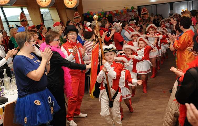 Die Kinderfunken beim Einzug durch die närrische Möhnenschar. FIX