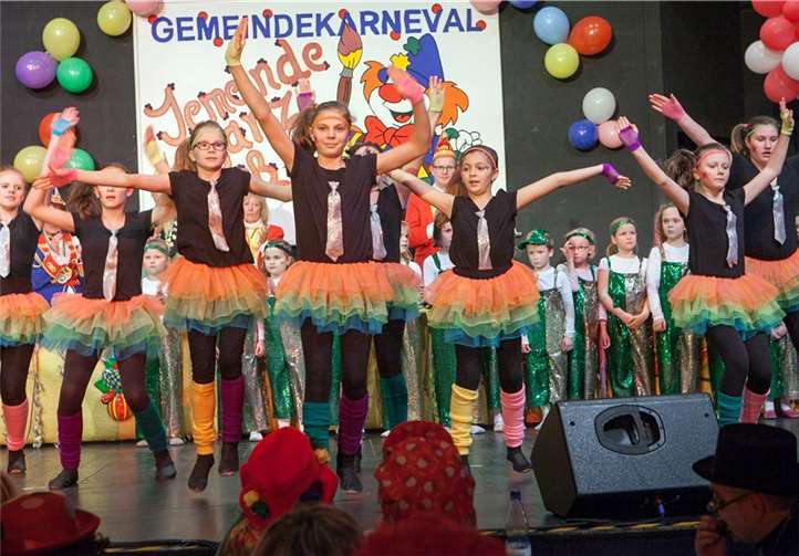 Die Kindergarde der Karnevalsgesellschaft Grün Gold Gimmersdorf glänzte mit einem glitzernden Auftritt.